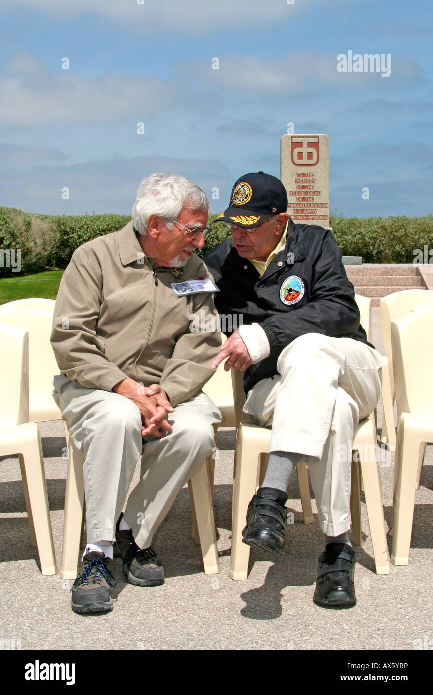 2 WW2 veterans reunited at 60th anniversary celebrations 6th June 2004 reminisce Normandy France d-day anniversary Stock Photo