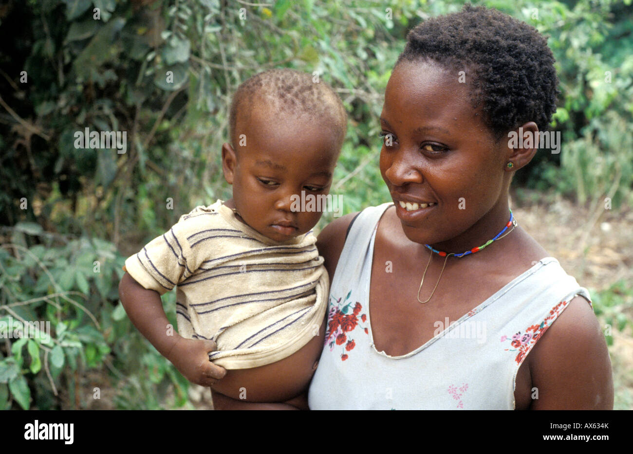 Kenyan woman with child Stock Photo - Alamy