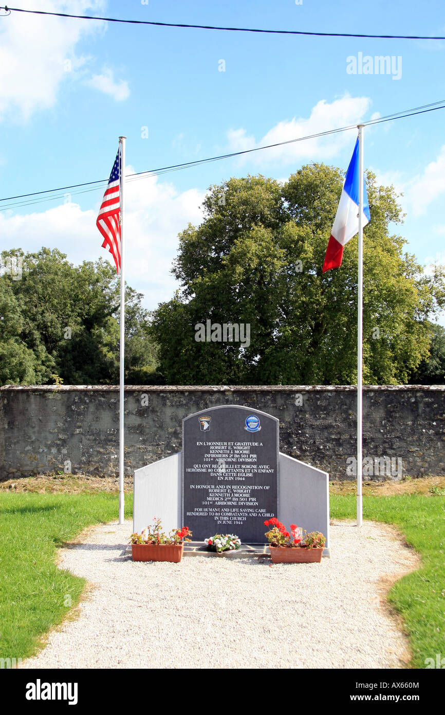 Memorial headstone to Robert Wright and Kenneth Moore of the 101st Airborne Division in Angoville au Plain, Normandy. Stock Photo