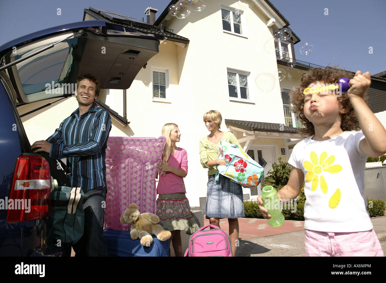 Family front house luggage hi-res stock photography and images - Alamy