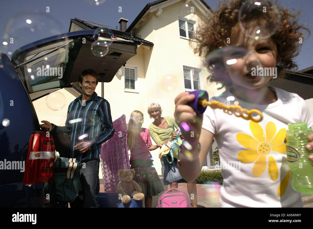 Family front house luggage hi-res stock photography and images - Alamy