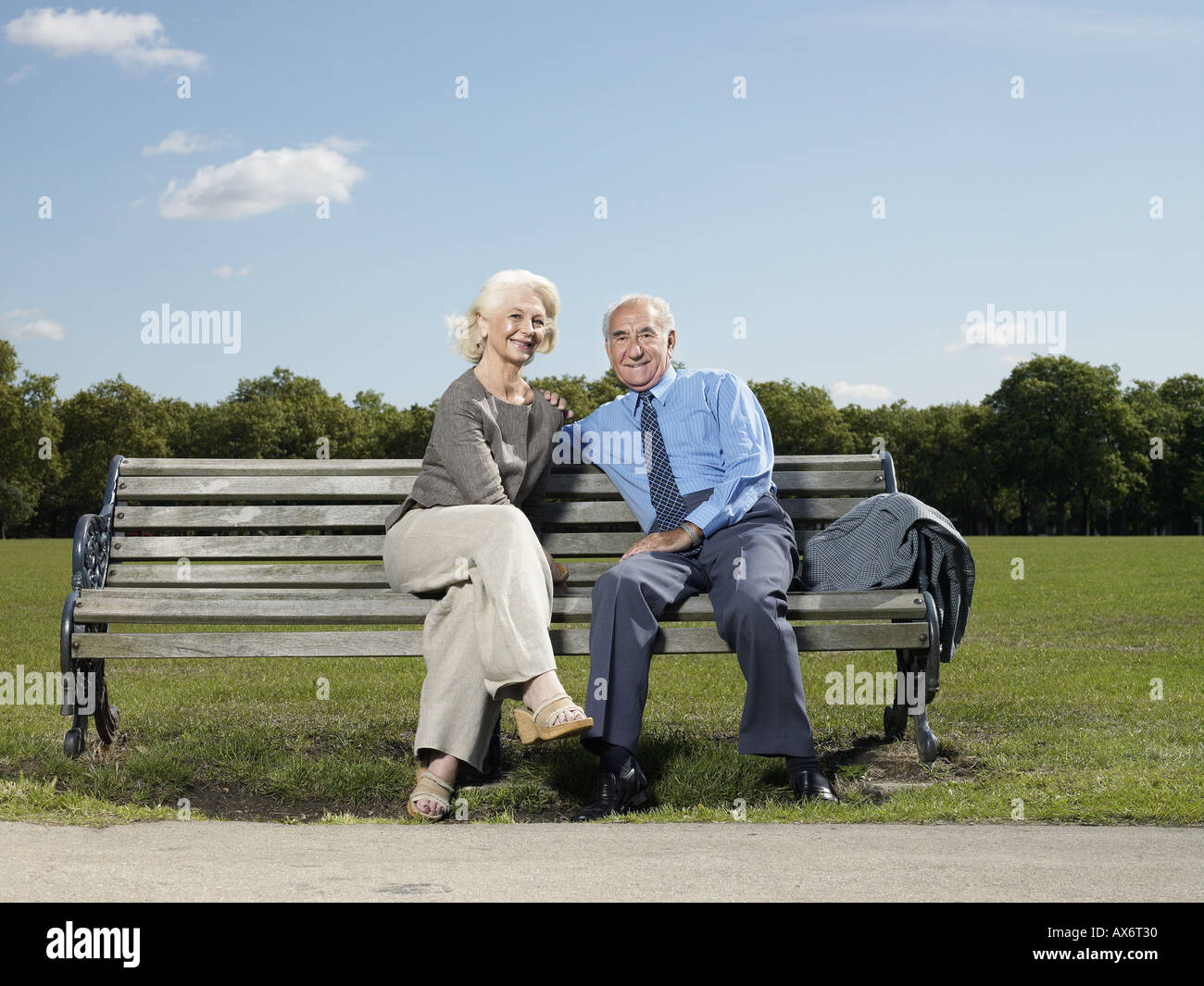 Elderly couple on a park bench Stock Photo - Alamy