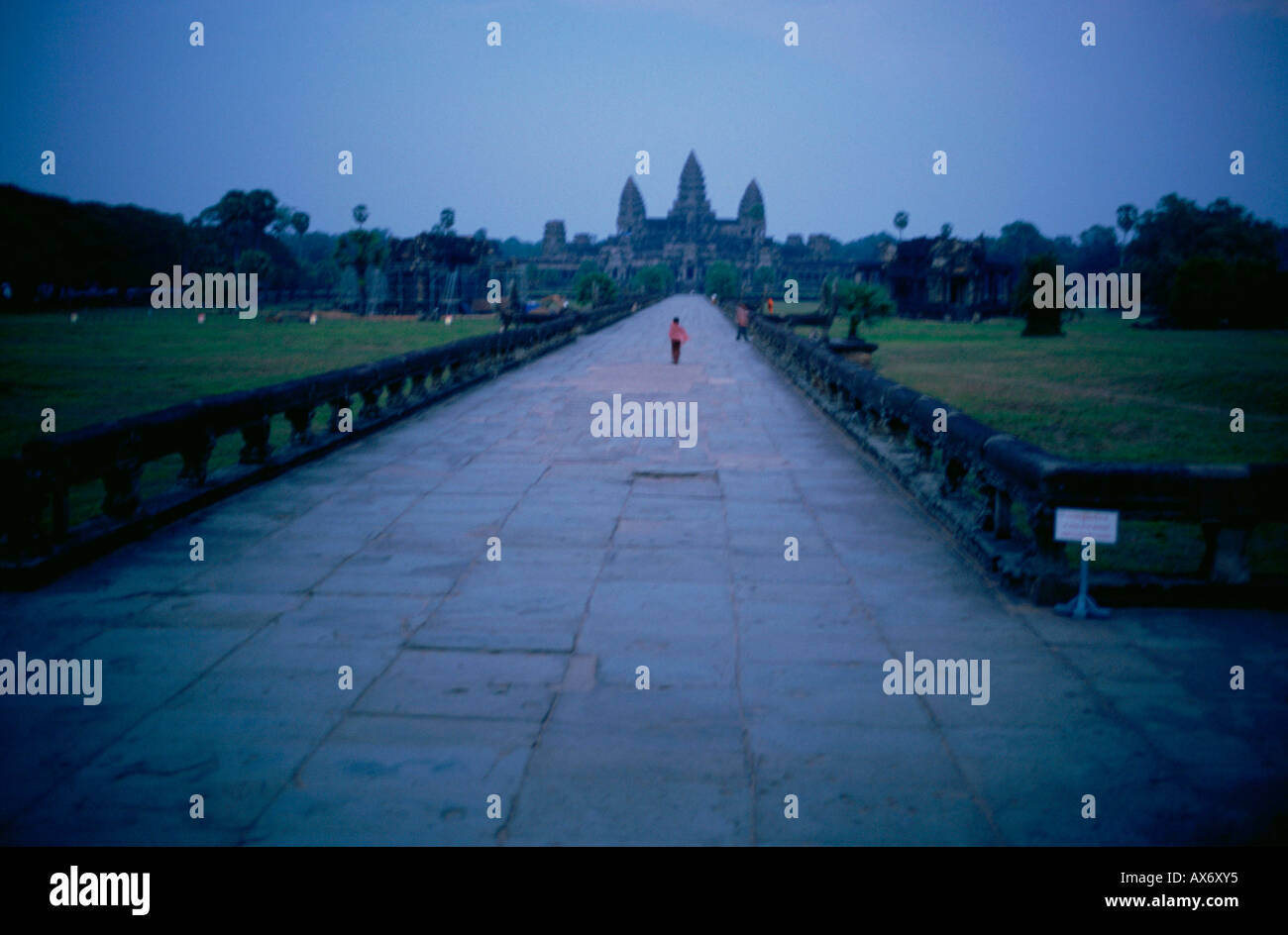 Long pathway hi-res stock photography and images - Alamy