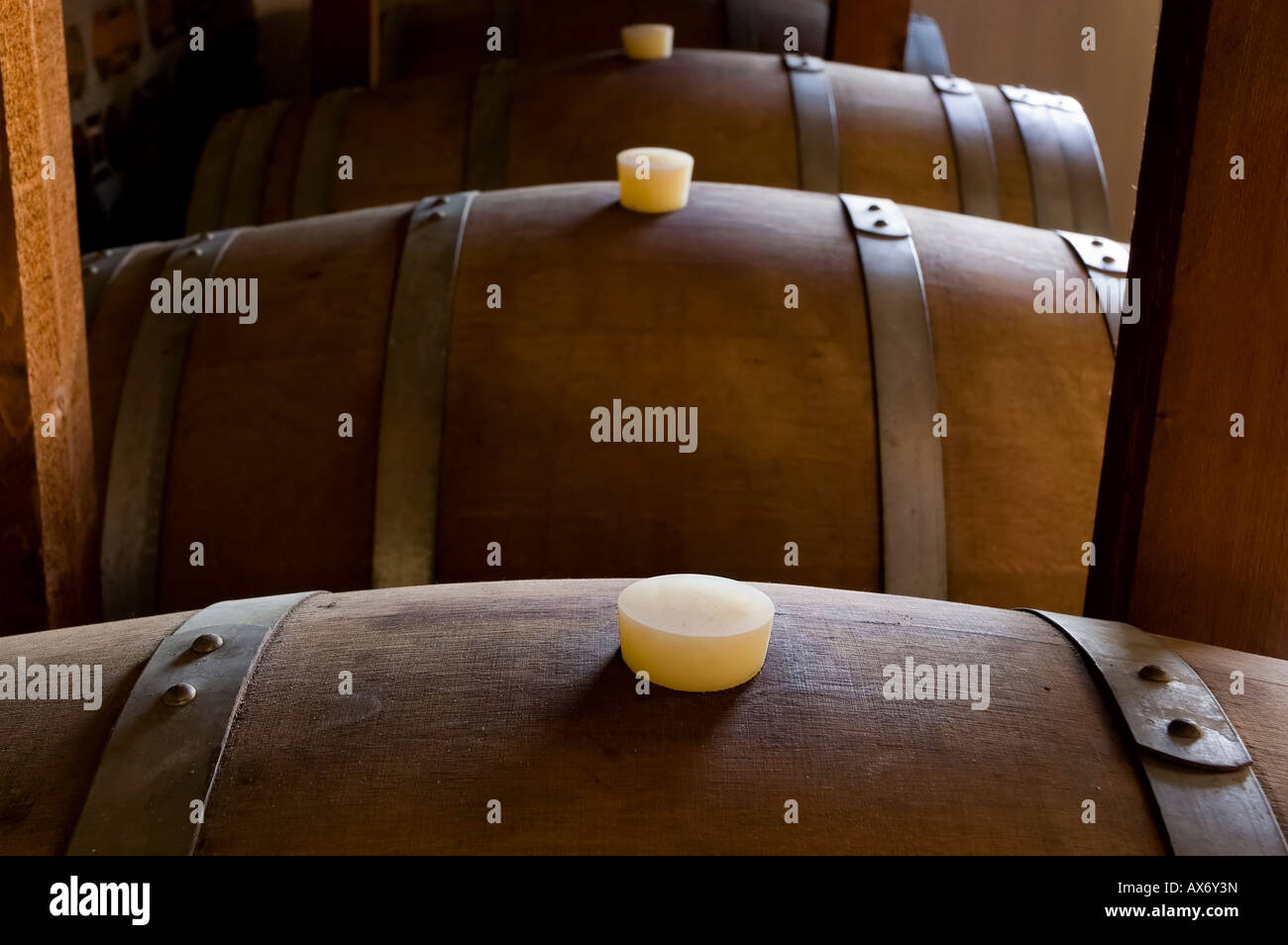 Group wooden wine barrels hi-res stock photography and images - Alamy