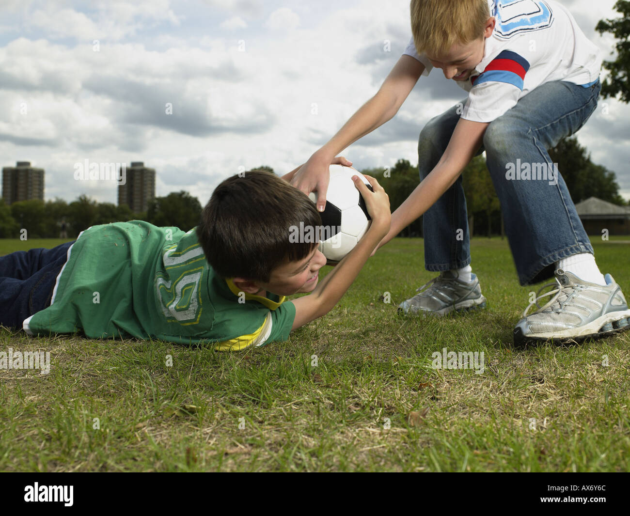 Boy fighting. Boy fighting. реслинг мальчишки. Kids fight борьба. Boy fighting.