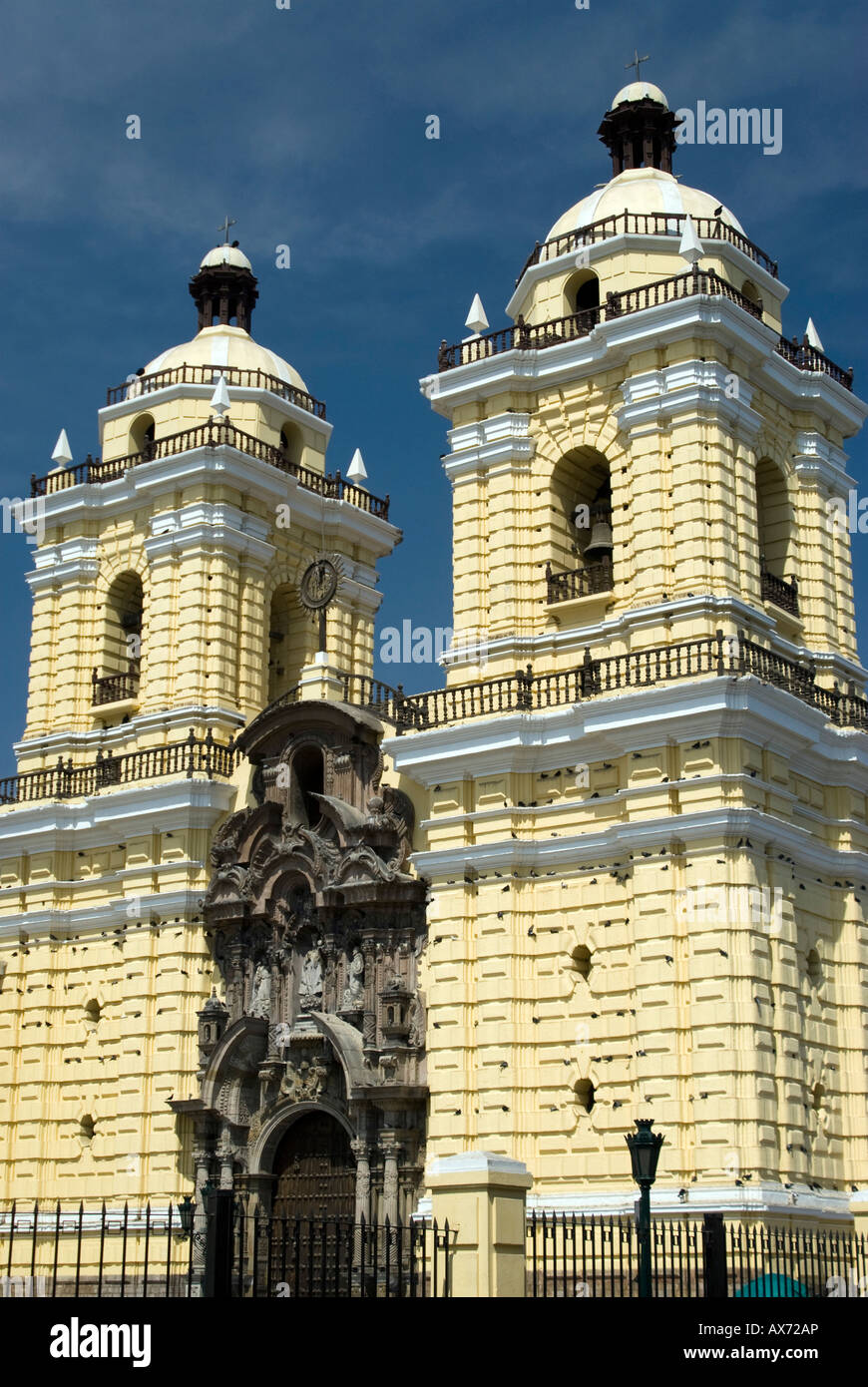 Iglesia san francisco lima peru hi-res stock photography and images - Alamy