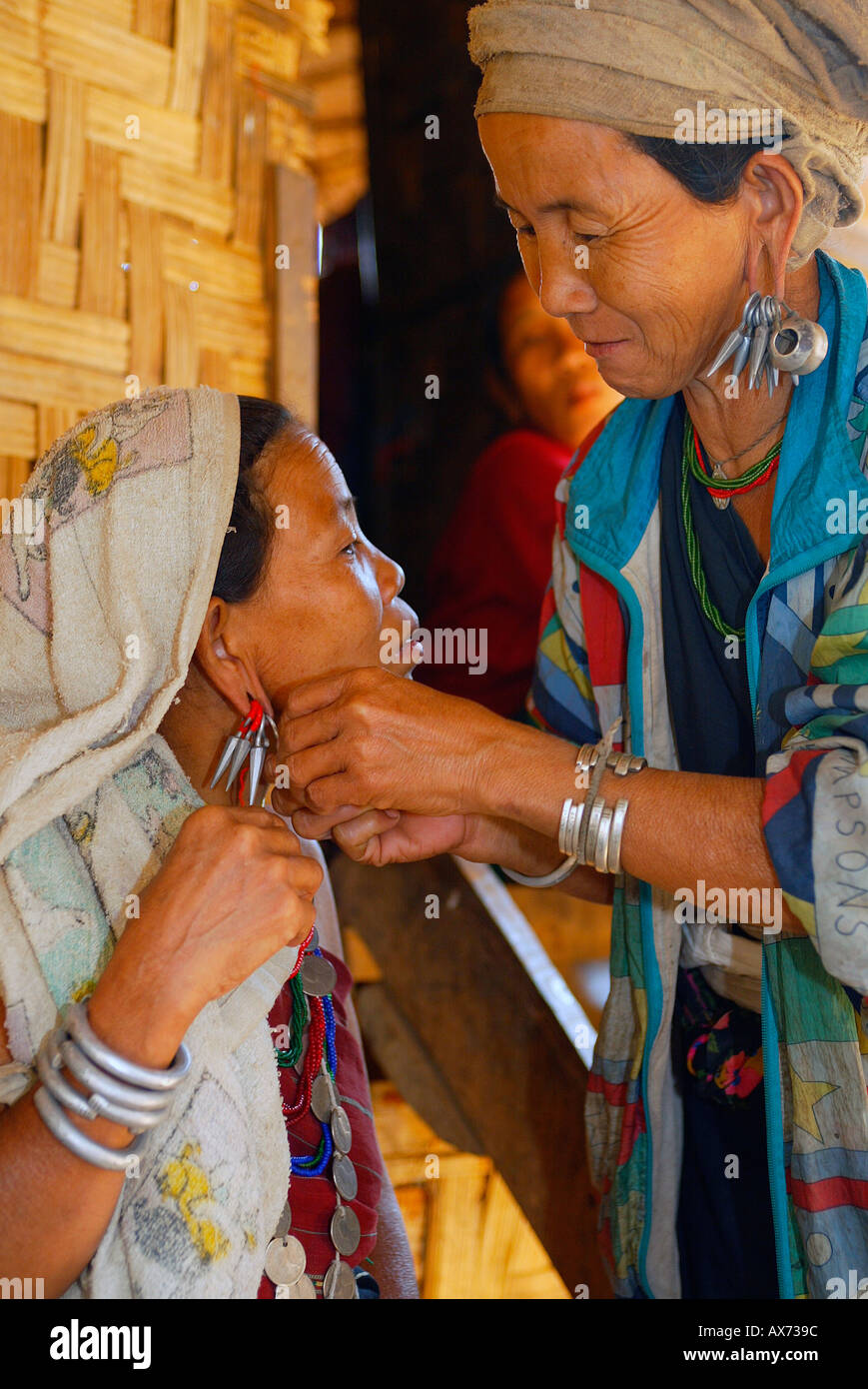 Refugee women red hi-res stock photography and images - Alamy