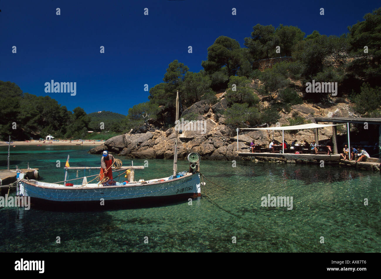 Wirt fischt frischen Fisch, Restaurant, El Bigote, Cala Mastella Ibiza, Balearen, Spanien Stock Photo