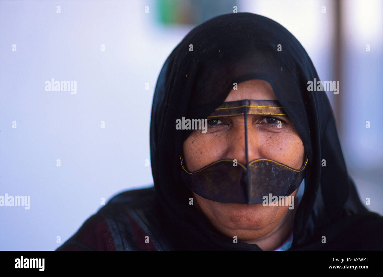 Verschleierte Frau, Gesichtsmaske, Birka, Gebirge Al-Hajar, Fujairah Vereinigte Arabische Emirate Stock Photo