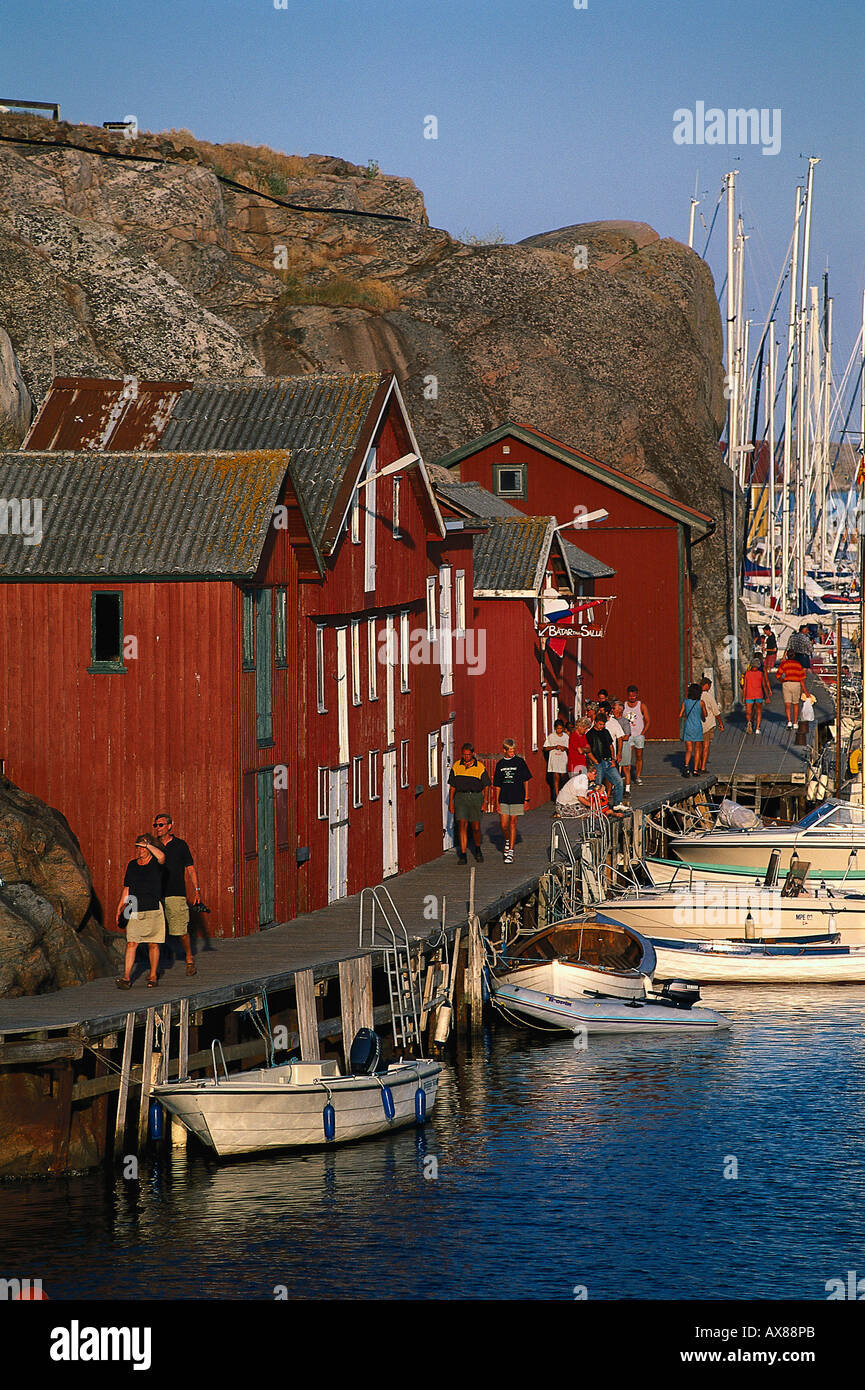 Alte Fischerschuppen, Flaniermeile, Holzsteg, Gaestehafen, Urlaubsort Smoegen, Bohuslaen, Schweden Stock Photo