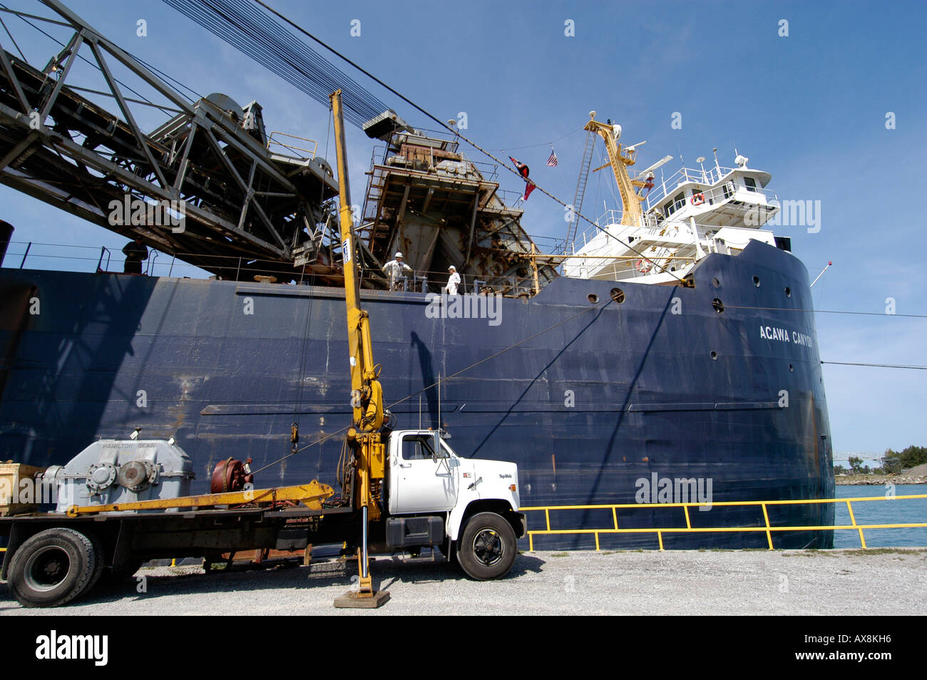 Large Great Lakes Shipping Freighter prepare to off load cargo at ...