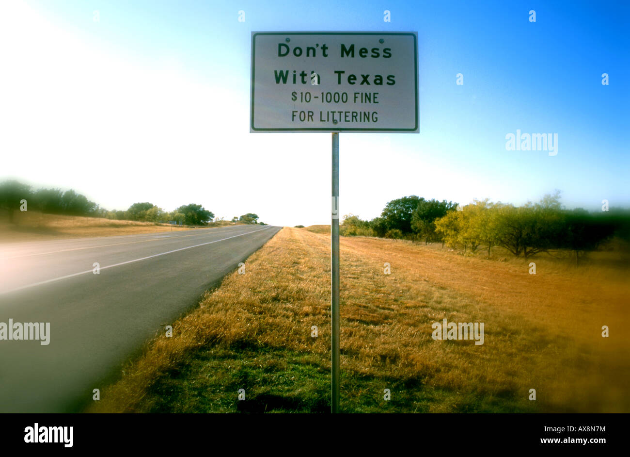 Anti litter sign on highway hires stock photography and images Alamy