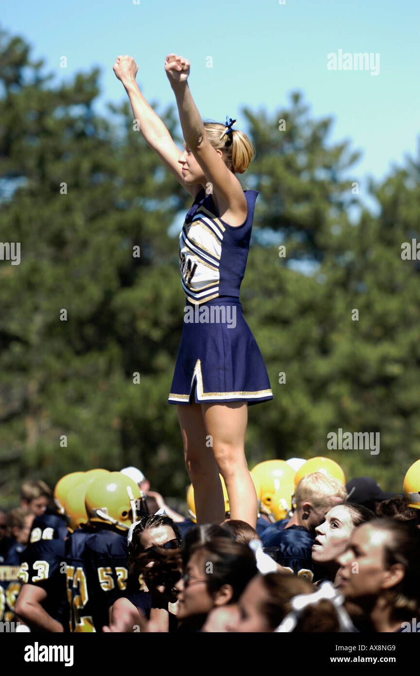 Cheerleader football team hi-res stock photography and images - Page 3 -  Alamy
