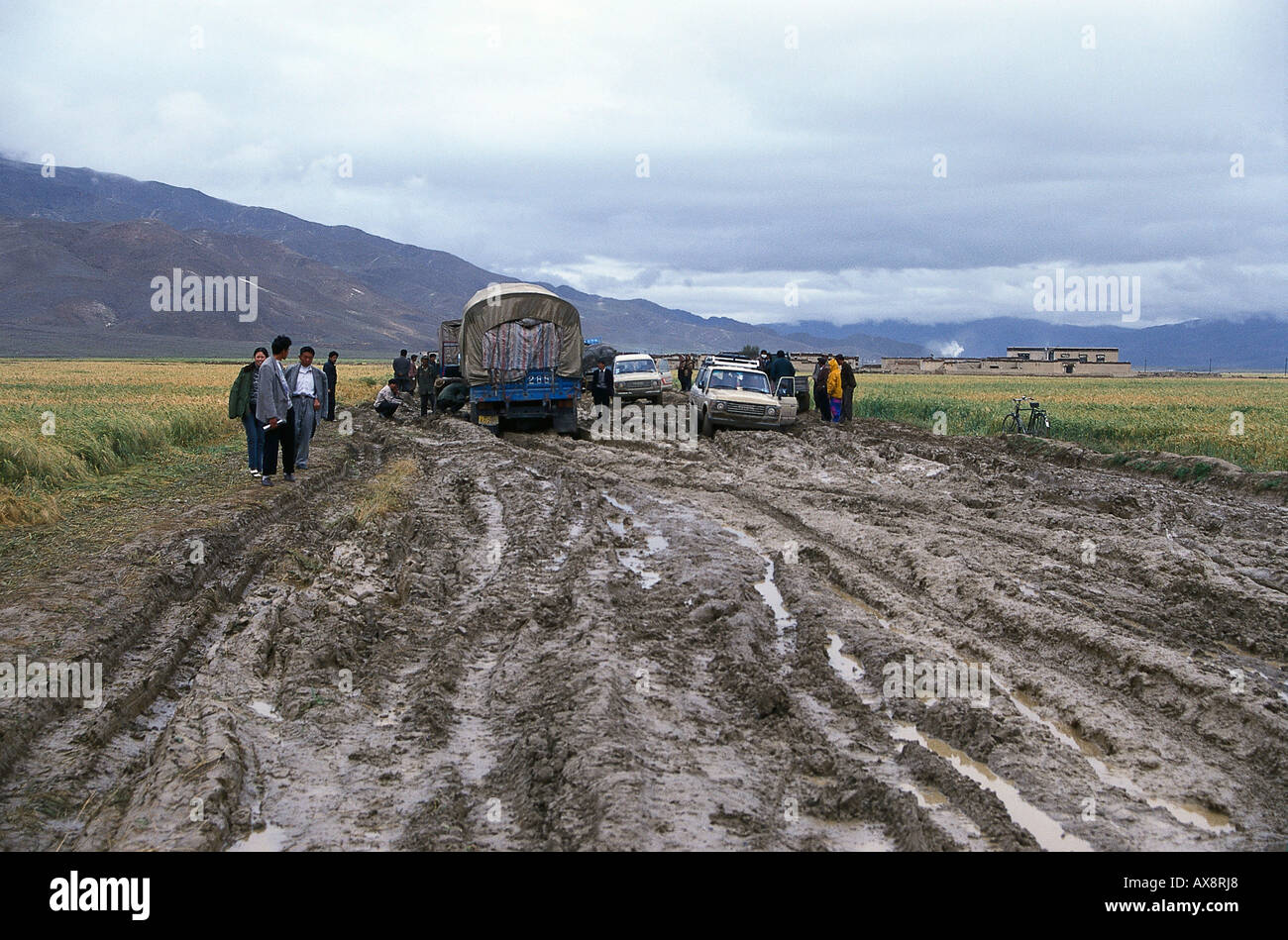 Autos im Schlamm, Verkehr Tibet Stock Photo