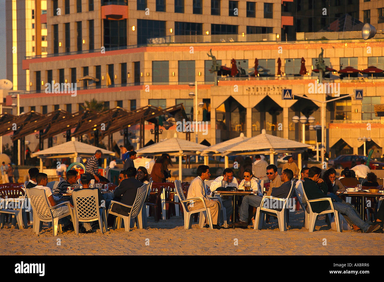 Strandcafé vor Opera Tower, Tel Aviv Israel Stock Photo
