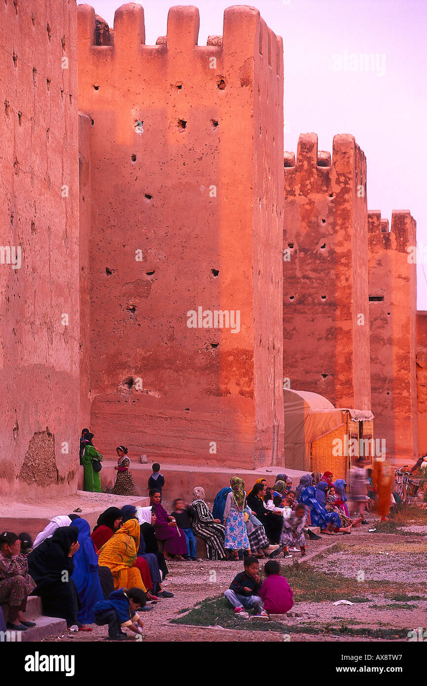Verhuellte Frauen, Stadtmauer, Taroudant Marokko Stock Photo