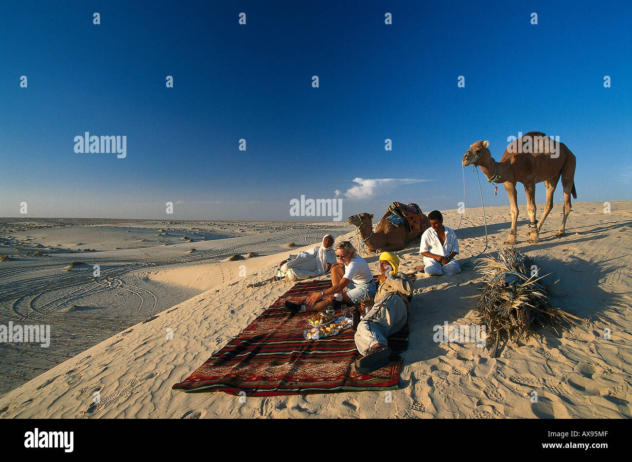 Picnic in the desert with local people, Dunes near Nefta, Tunesia Stock Photo