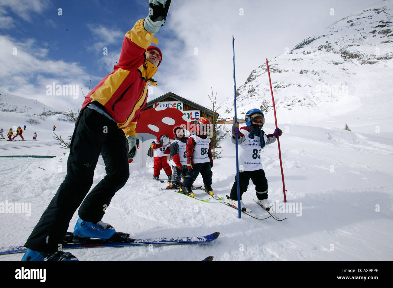 Ski Instructor with kids, Skischule, Wirl near Galtuer, Tyrol, Austria Stock Photo