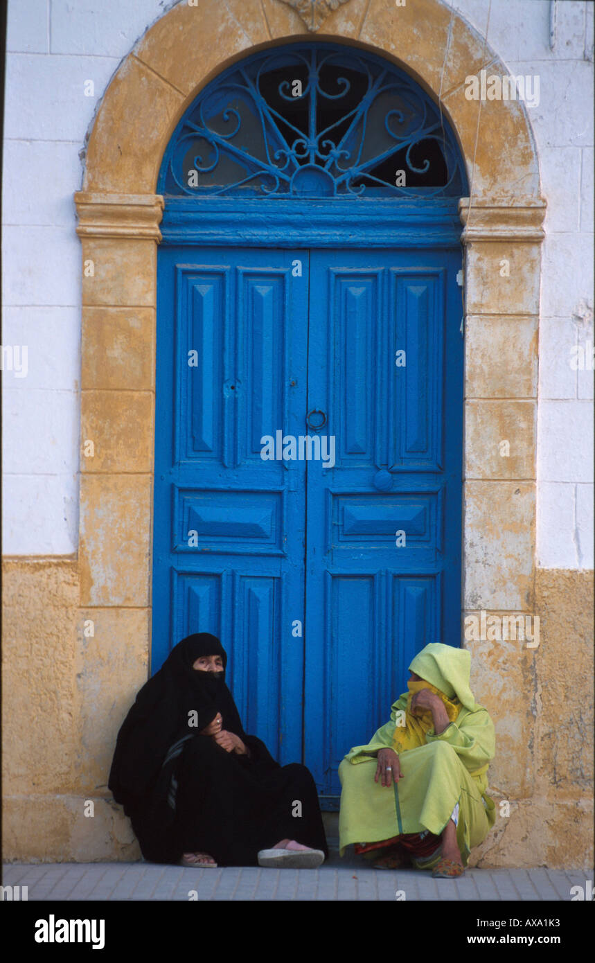 Frau vor Hauseingang, Essaouira, Marokko Afrika Stock Photo