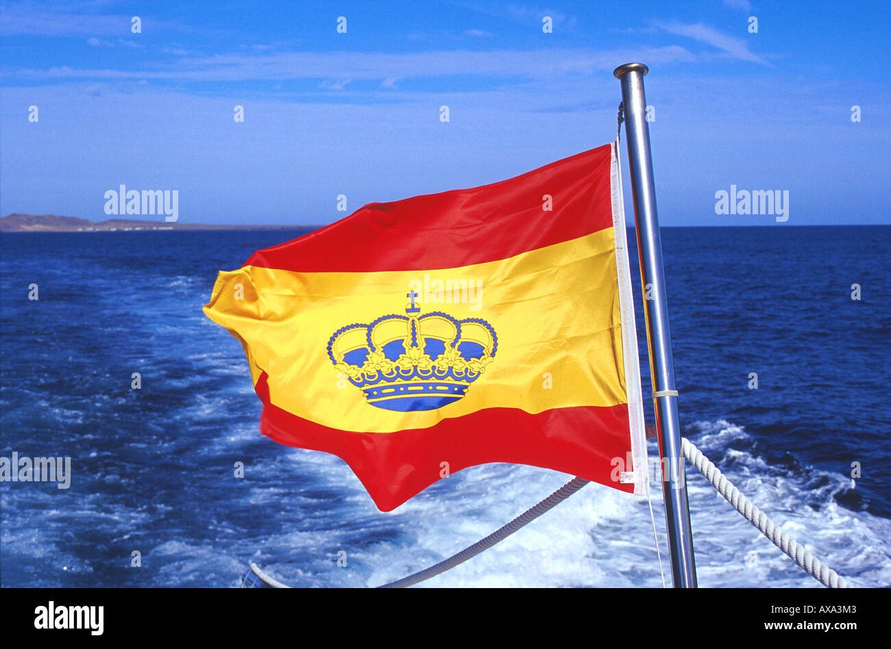 Spanische Flagge, Faehrschiff, La Graciosa, Kanarische Inseln Spanien, near Lanzarote Stock Photo
