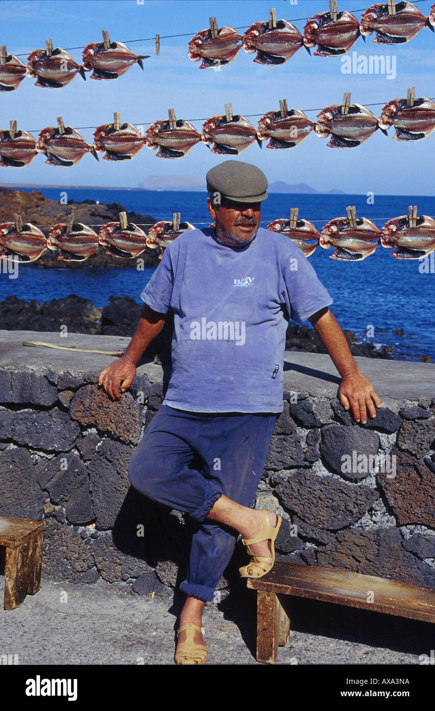 Trocknende Fische, Fischer Angelito, Orzola, Lanzarote Kanarische Inseln, Spanien Stock Photo