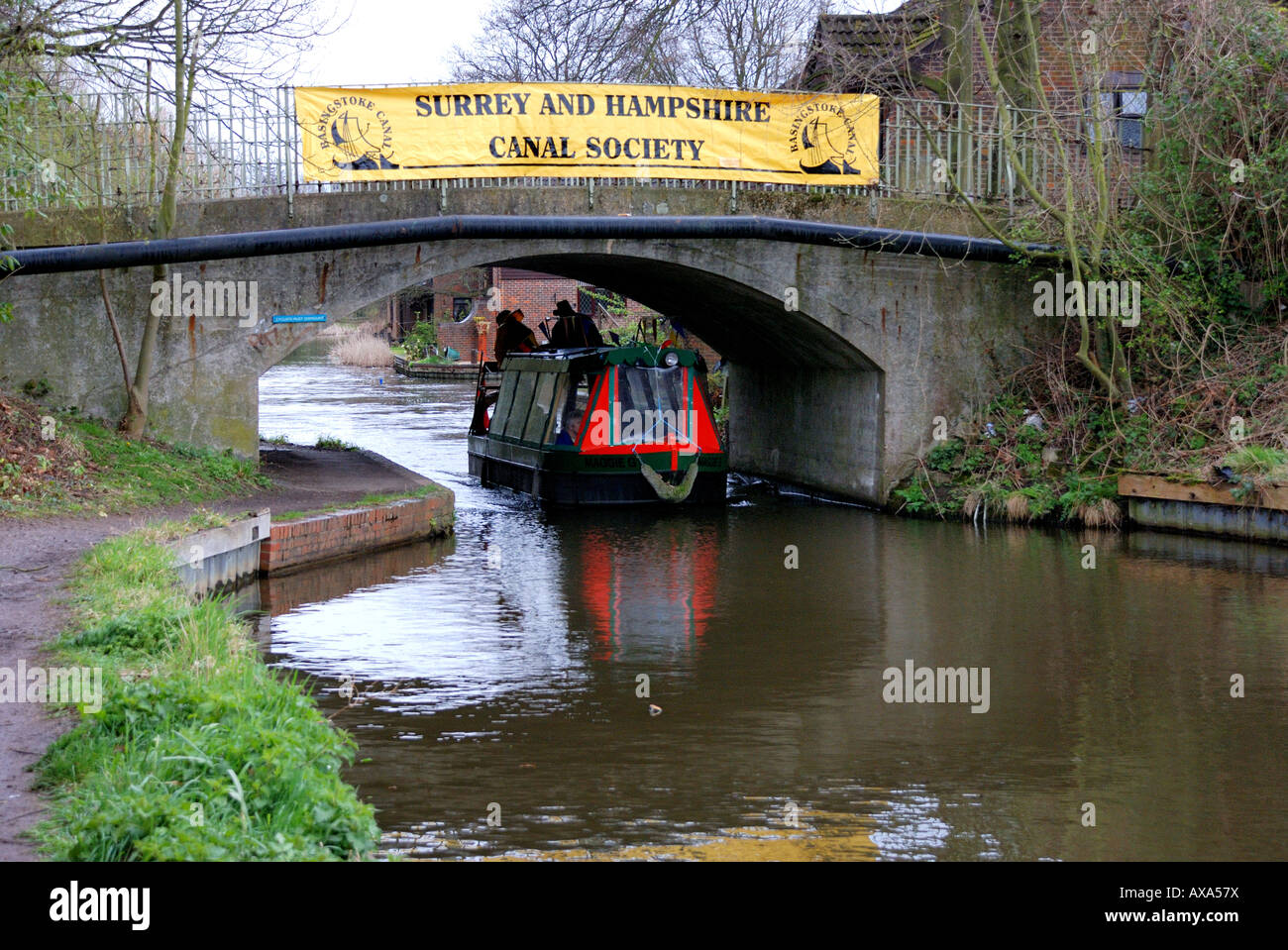 Short narrowboat Maggie G canal boat travelling west under Arthur s Bridge at the Woking canal festival 2008 Basingstoke canal W Stock Photo