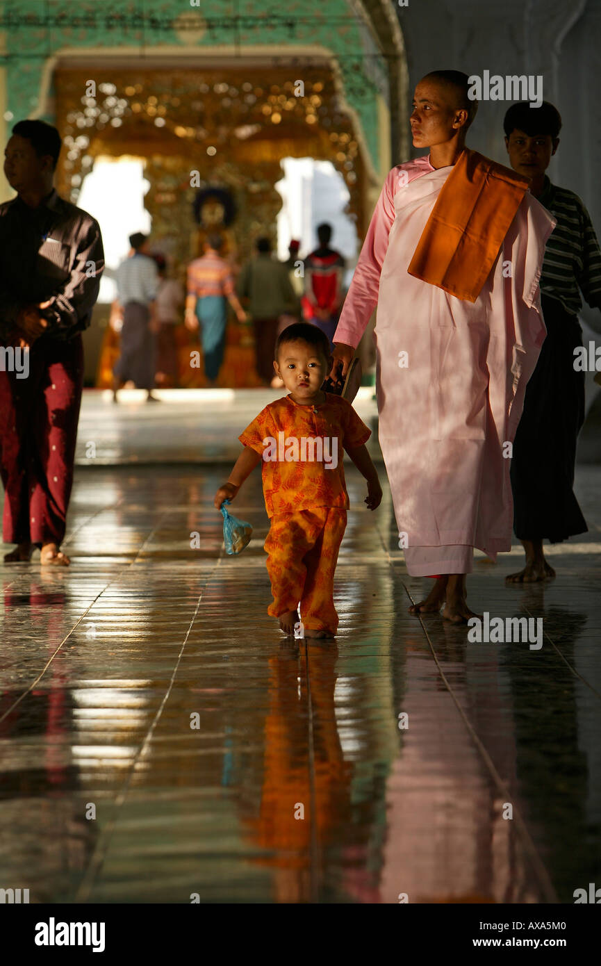 Nun in robes with small child, barefeet, Nonne mit Kind, Kuthaw Daw Pagode, Mandalay Stock Photo