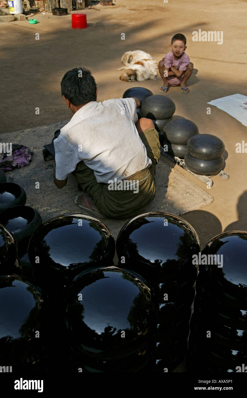 Burmese craftsman, lacquerware, Handwerker, craftsman, manufacturing begging bowl for monks, lackierte Almosenschale fuer Moench Stock Photo