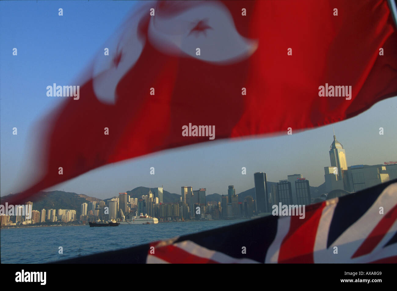 Alte und neue Hong Kong-Flagge Hong Kong Skyline Stock Photo