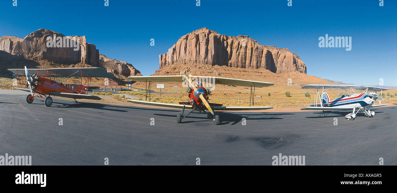 Doppeldecker vor Felslandschaft, Monument Valley Arizone, USA Stock Photo
