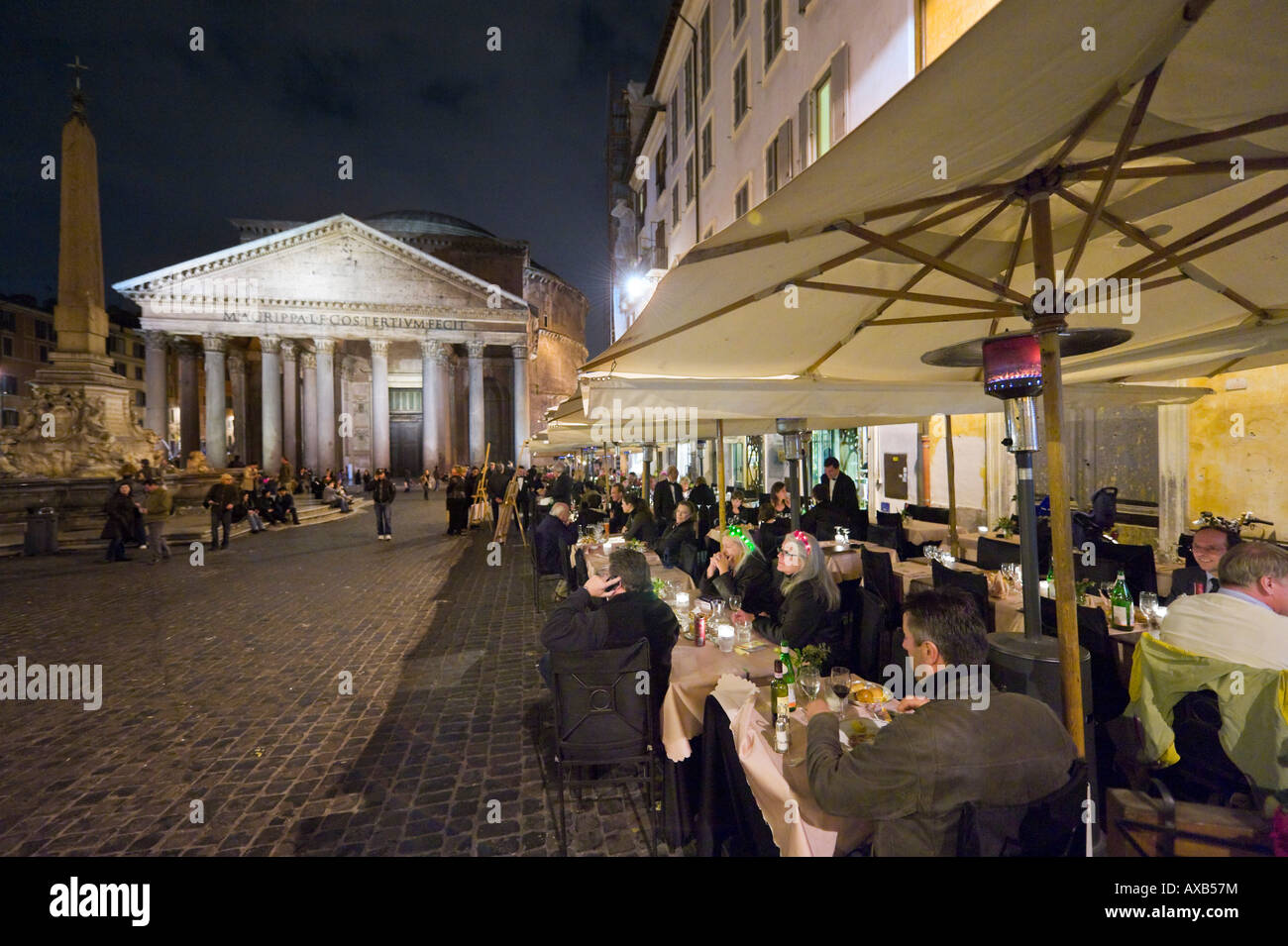 Sidewalk restaurant and the Pantheon at night, Piazza della Rotonda, Historic Centre, Rome, Italy Stock Photo