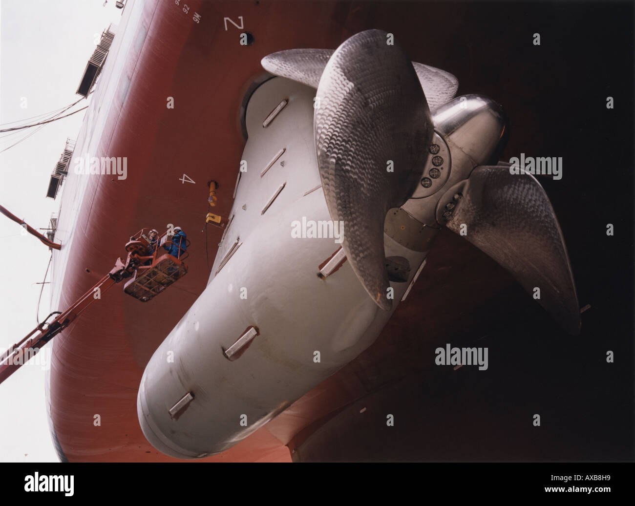 Assembly of the engine nacelles, propeller and motor in one unit, Queen