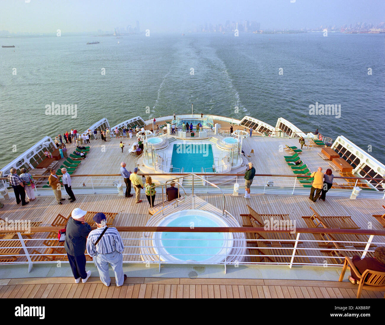Queen mary 2 new york hires stock photography and images Alamy