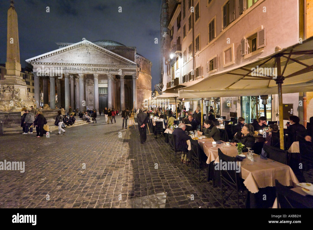Sidewalk restaurant and the Pantheon at night, Piazza della Rotonda, Historic Centre, Rome, Italy Stock Photo