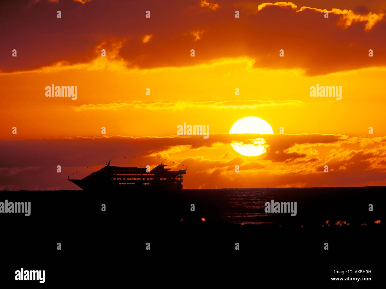 Silhouette cruise ship at sunset Hawaii USA Stock Photo - Alamy