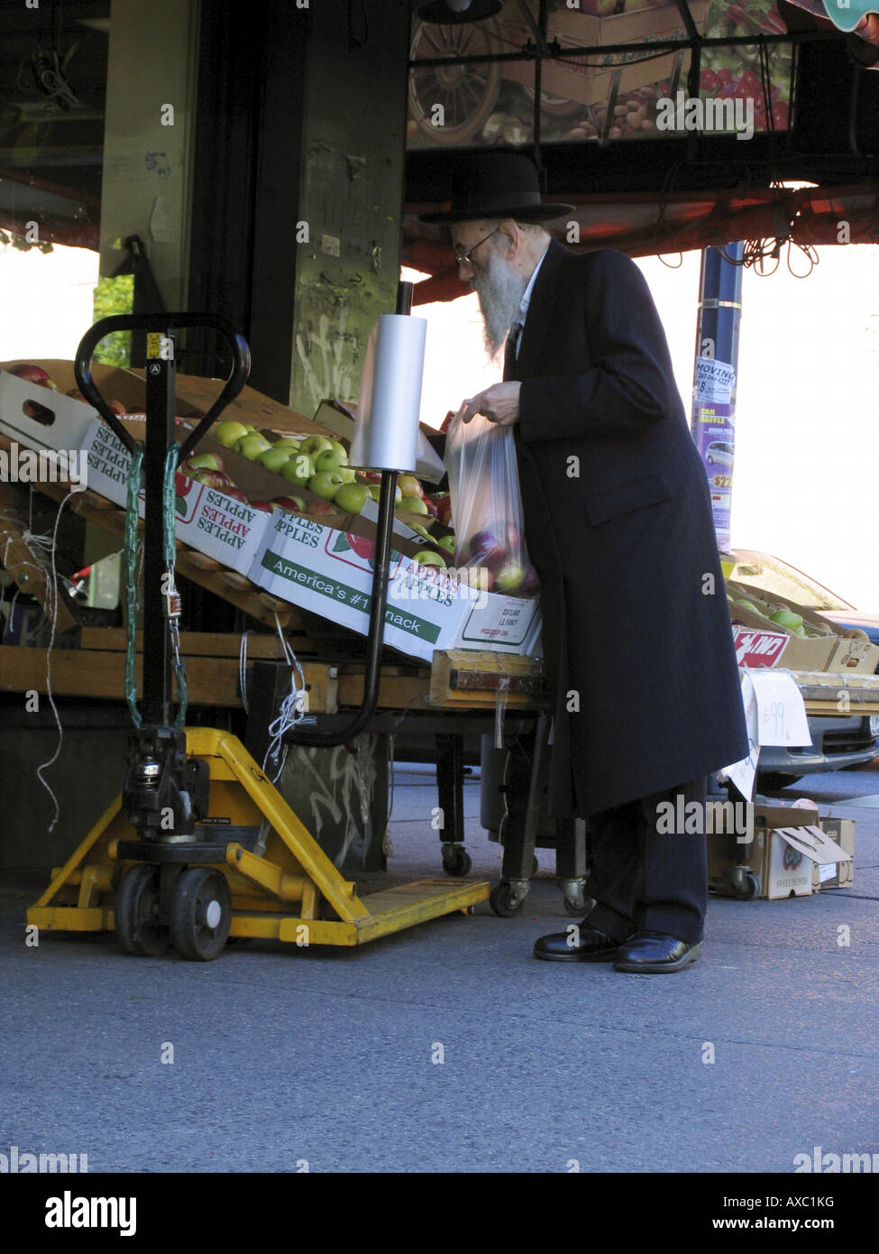 Jewish man in traditional clothes buying fruits, USA, Brooklyn, New York Stock Photo