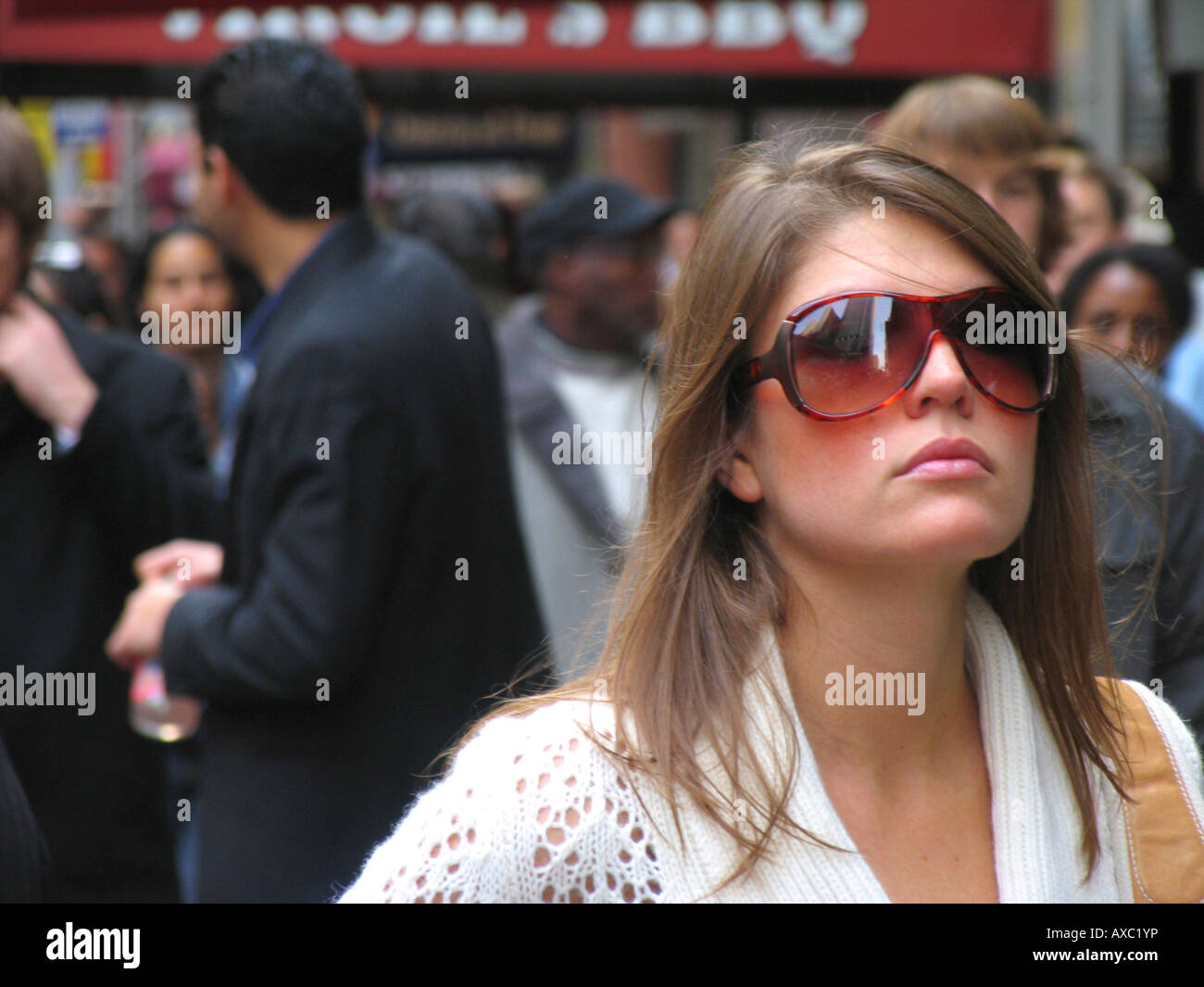 young woman with sunglasses on crowded sidewalk, USA, USA, New York (state) Stock Photo