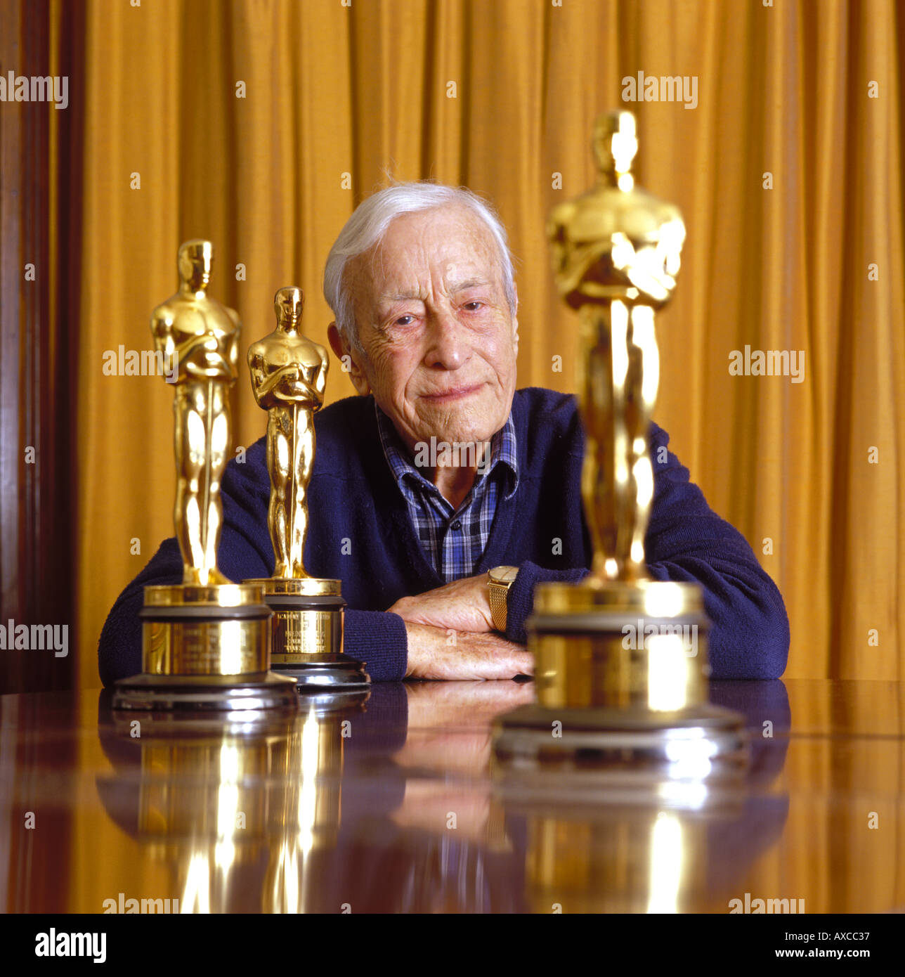 Freddie Young OBE cinematographer with his three Oscars for Lawrence of Arabia, Doctor Zhivago and Ryan's Daughter PER0009 Stock Photo