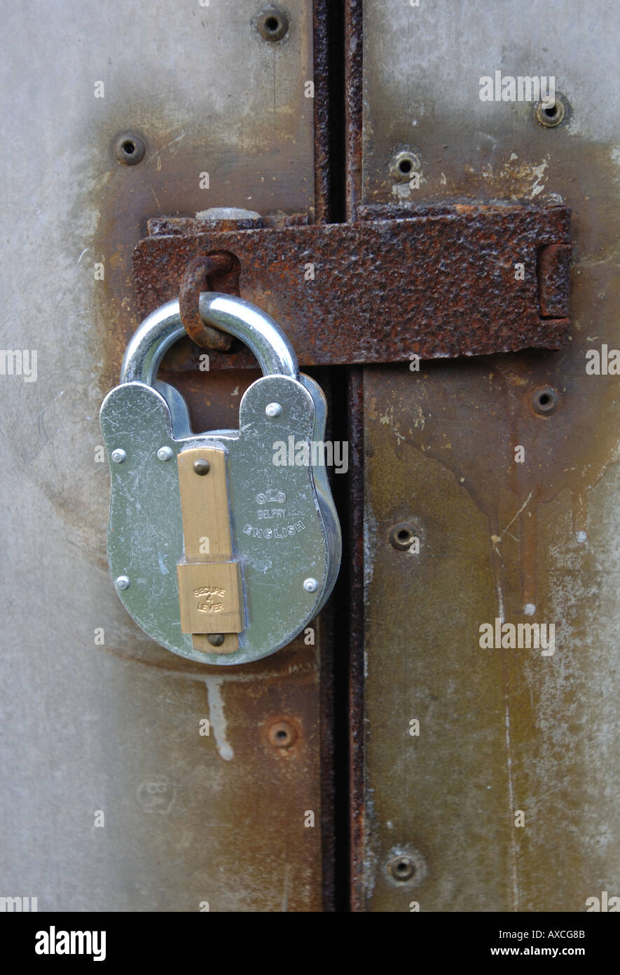 Padlock Securing Securing your shed hi-res stock photography and images - Alamy