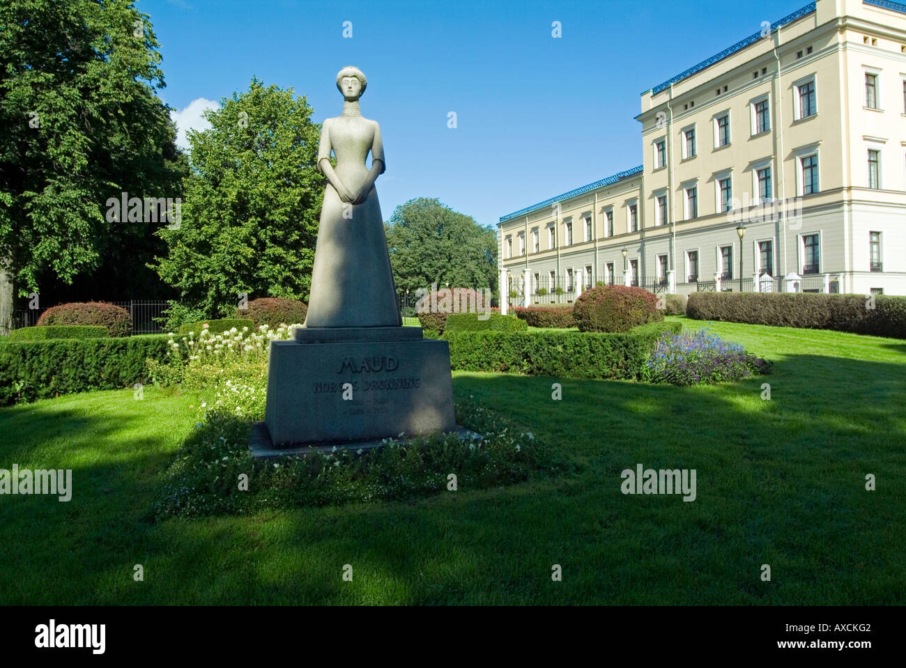 Queen Maud statue. Royal Palace gardens. Oslo. Norway Stock Photo Alamy
