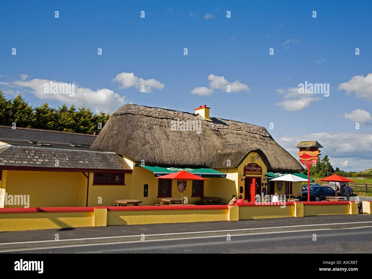 "The Sweep" a thatched pub in Kilmeaden,County Waterford, Ireland Stock Photo Alamy