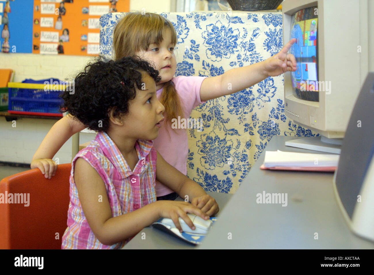 primary school children using computers Stock Photo - Alamy