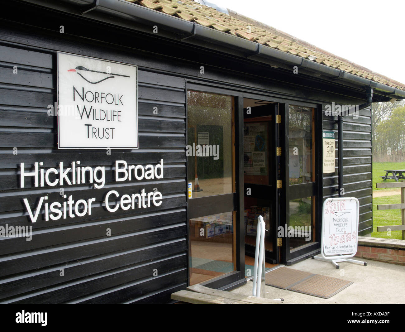 NORFOLK WILDLIFE TRUST HICKLING BROAD NATURE RESERVE VISITOR CENTRE BUILDING NORFOLK EAST ANGLIA ENGLAND UK Stock Photo