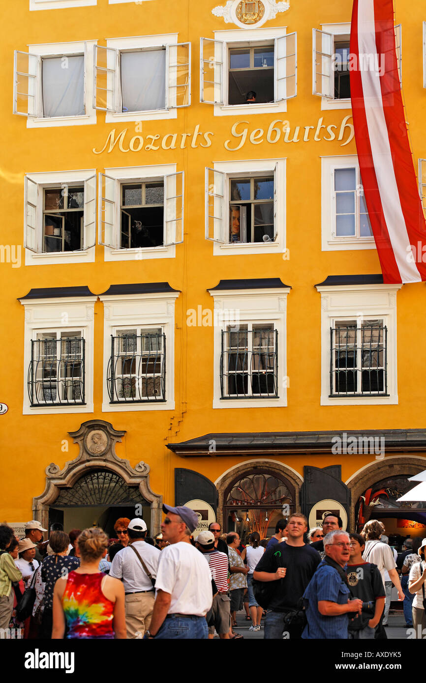 Mozarts birthplace in the getreidegasse 9 hi-res stock photography and ...