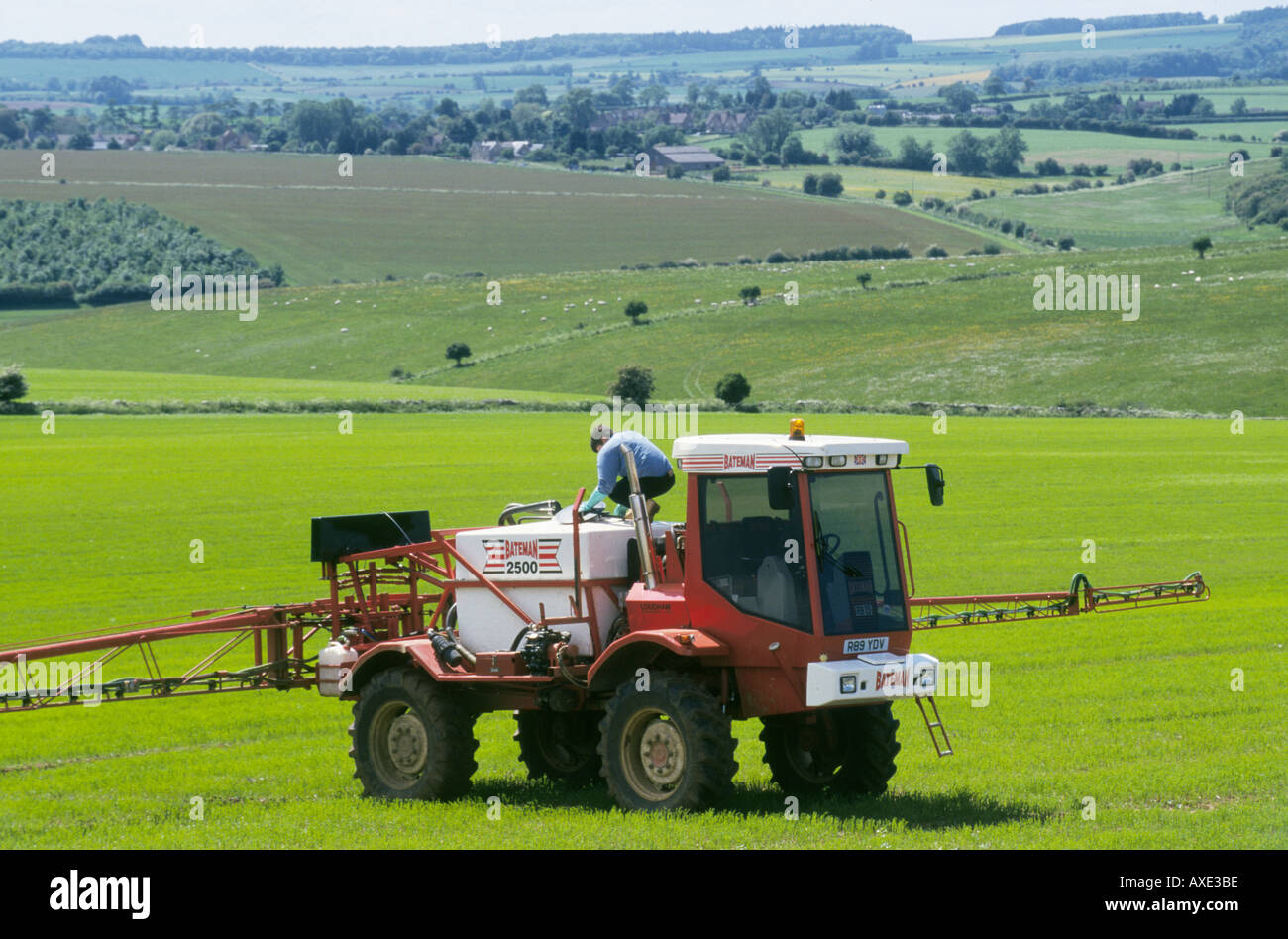 UK COTSWOLDS MORETONINMARSH CROP SPRAYING TRACTOR BATEMAN 2500