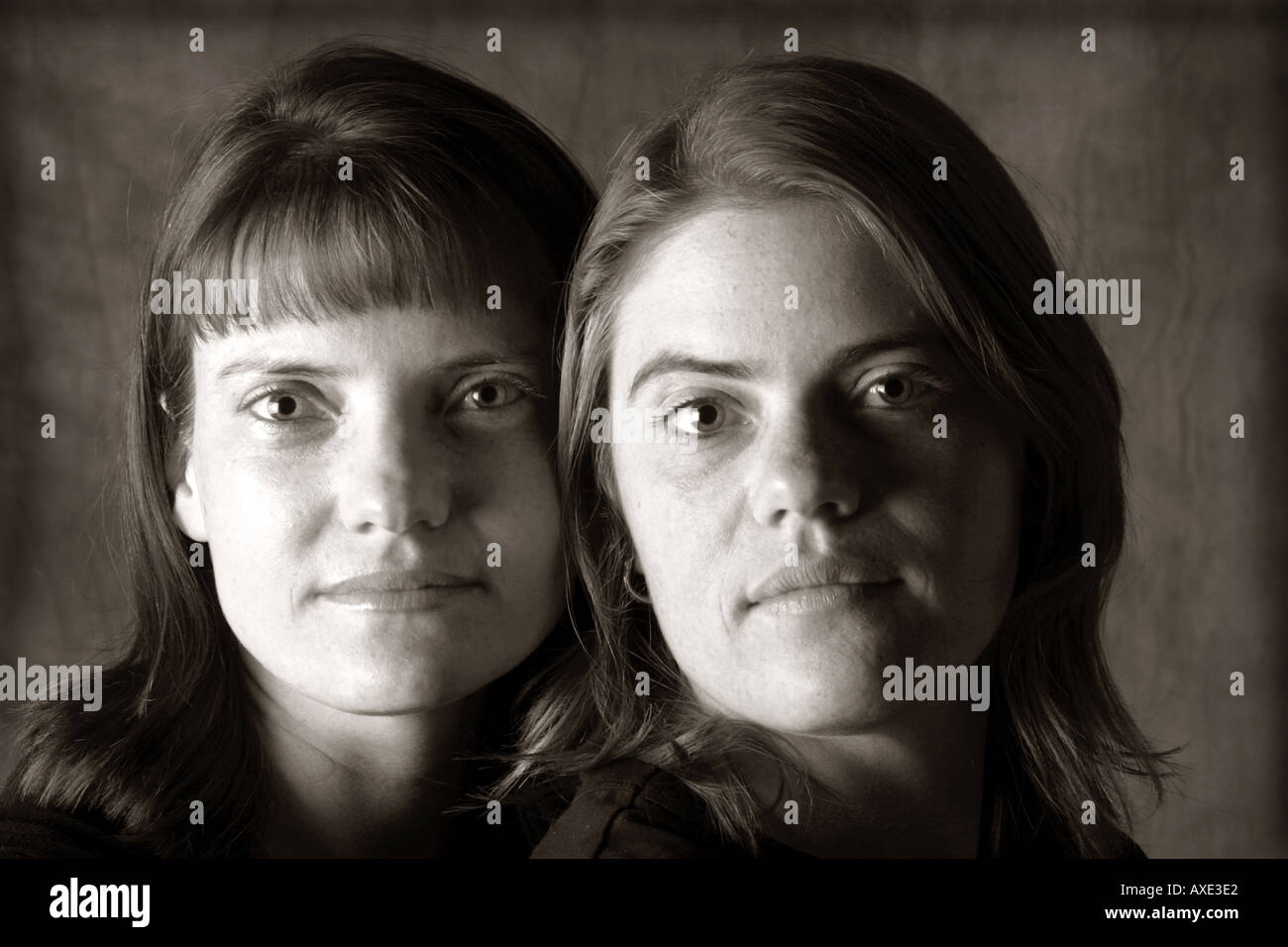 Two girls side by side serious hi-res stock photography and images - Alamy