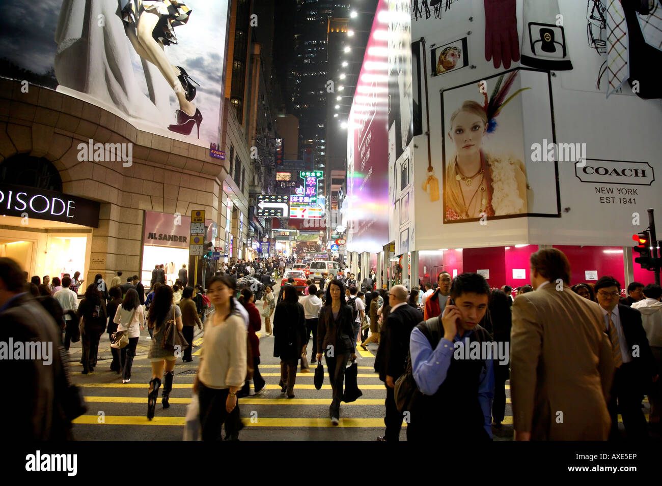 Shoppers cross Queens Rd Central Central Hong Kong Stock Photo
