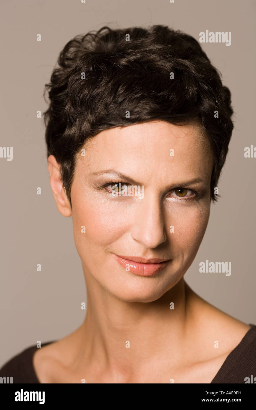 Black woman 30 40 pretty attractive hi-res stock photography and images ...