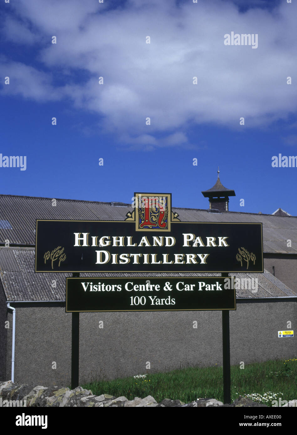 dh Highland Park Distillery KIRKWALL ORKNEY Signpost and distillery