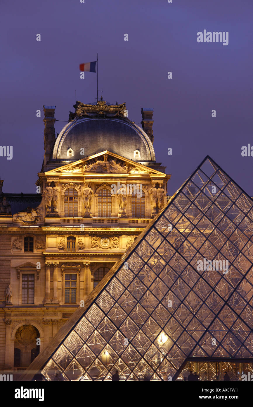 Paris, Louvre, Innenhof des Louvre mit Pyramide von Ieoh Ming Pei Stock Photo